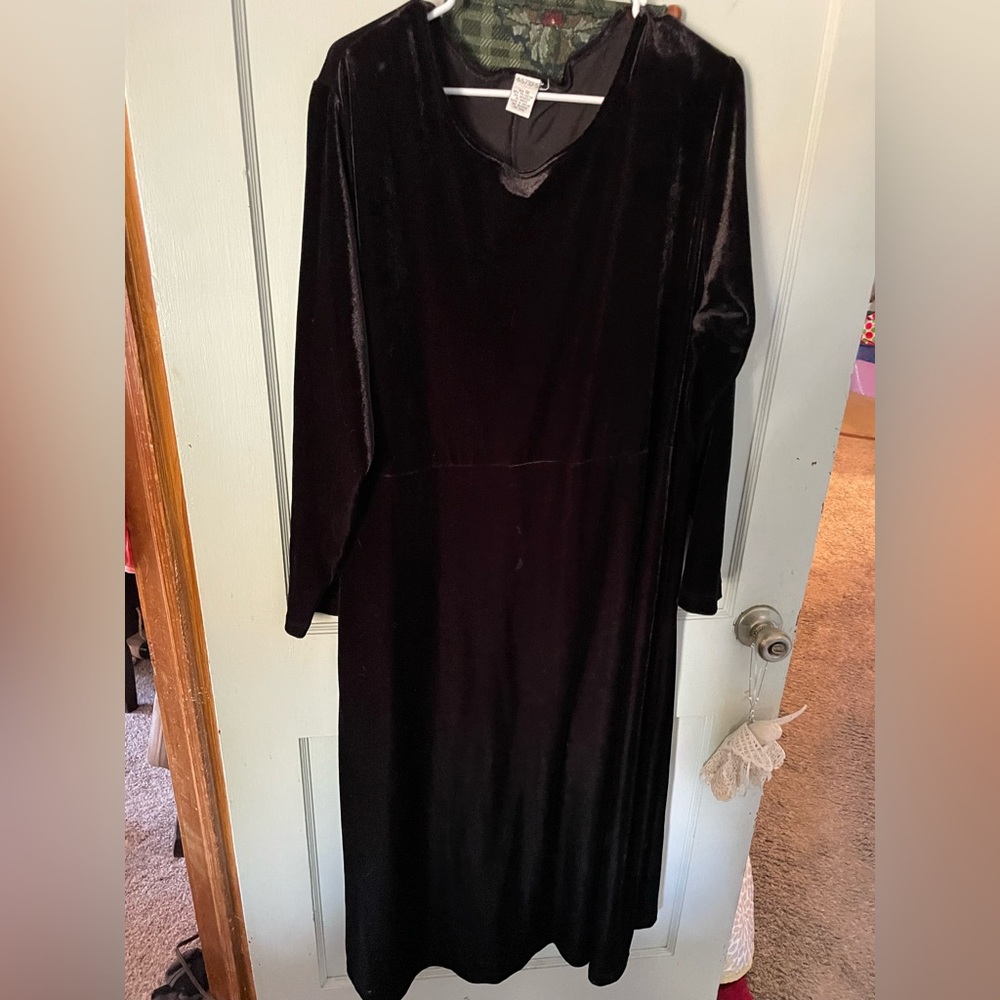 Long maxi dress velvet feel. Runs large, easily could fit a 2X. Black in color